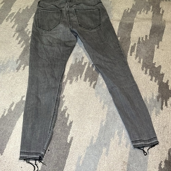 Old Navy gray rockstar super skinny jeans with front rip size 2 petite - Picture 9 of 9